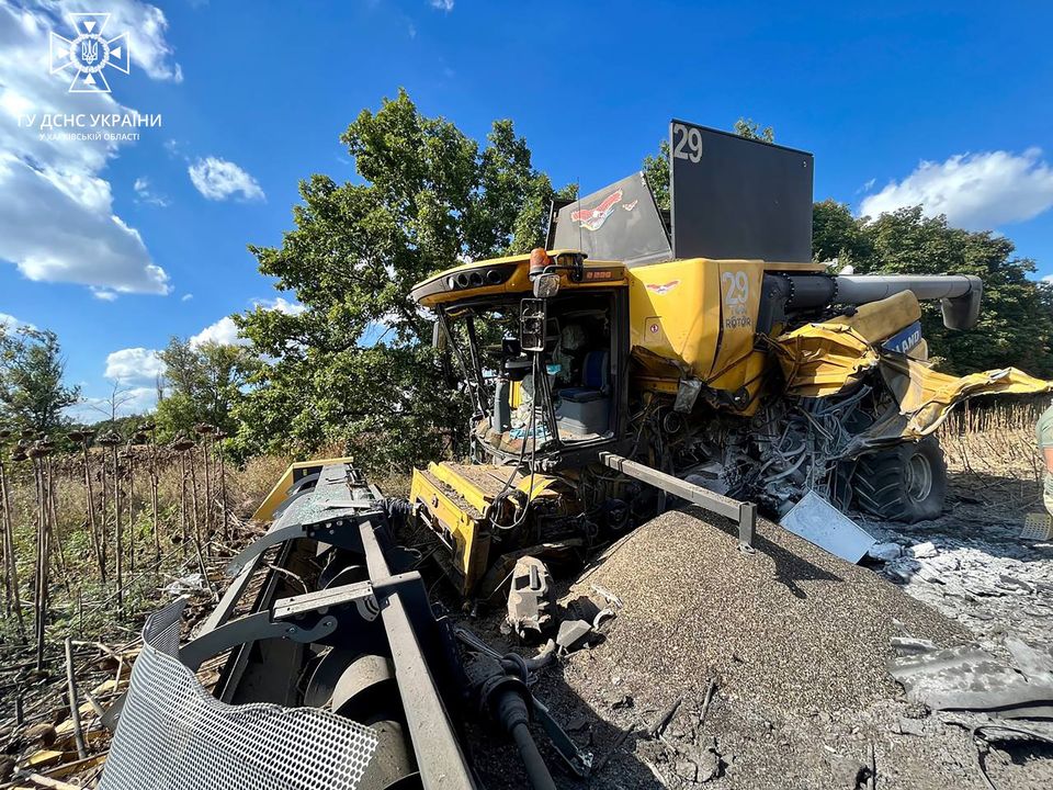 Комбайн New Holland, який підірвався на міні в Ізюмському районі. 51-річний комбайнер зазнав вибухових травм та незначних опіків